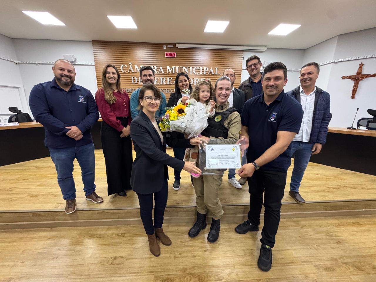 1ª Tenente Karina Kraulich recebe Moção de Reconhecimento e Louvor da Câmara de Santa Helena