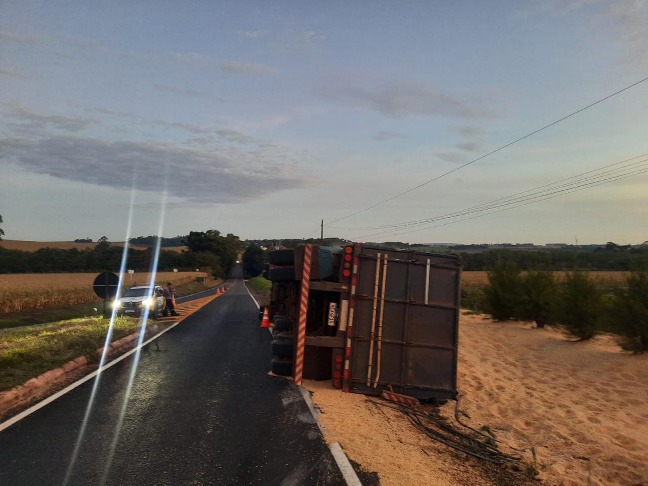 Caminhão tomba e ocupantes saem ileso na PR 495 entre Pato Bragado e Marechal Rondon