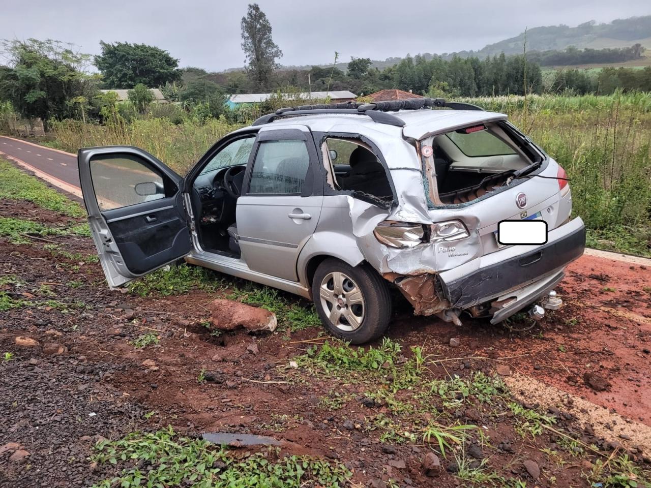 Colisão entre carro e caminhão deixa mulher ferida na PR 317 em Santa Helena