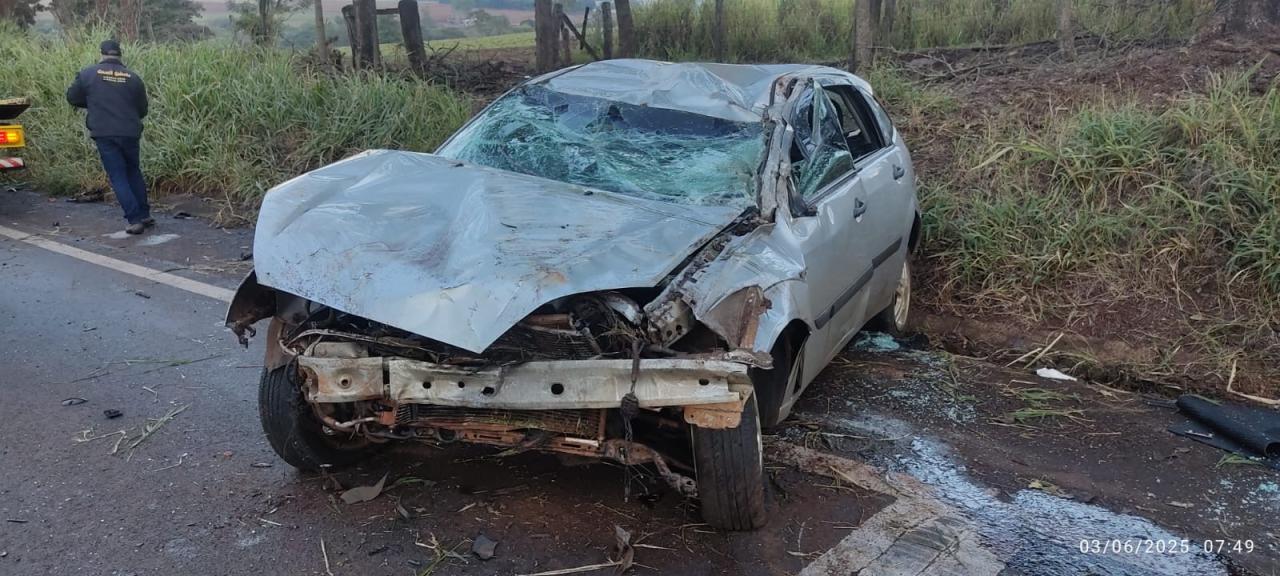 Condutora sai ilesa após capotamento na PR-495 em Pato Bragado