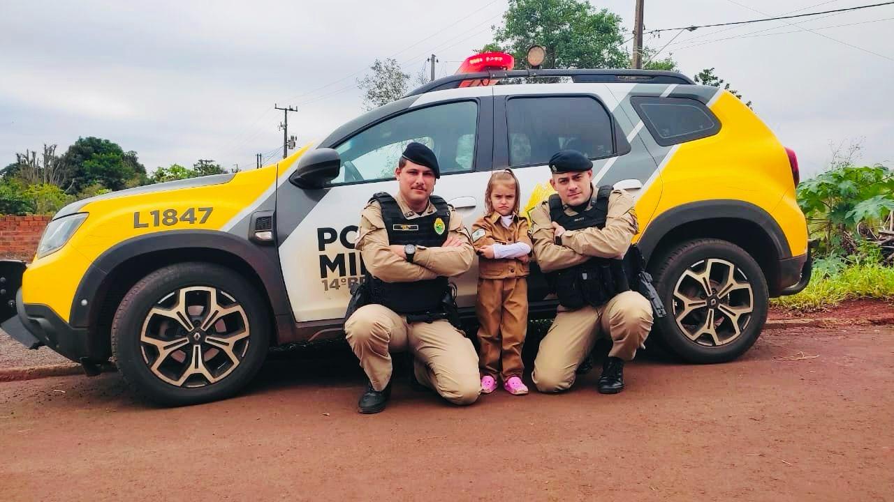 Gêmeos recebem surpresa da Polícia Militar de Itaipulândia no aniversário