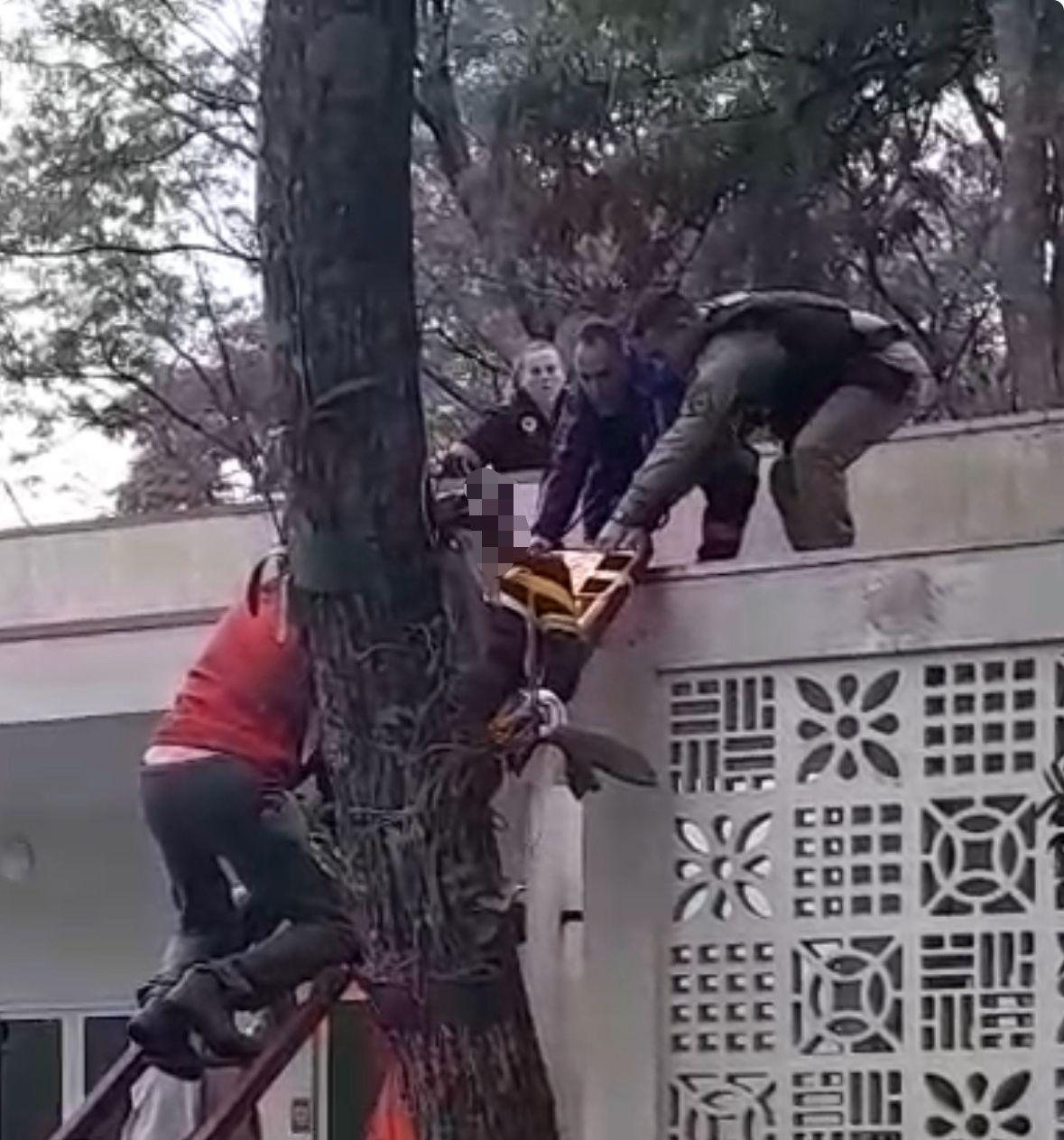Homem em surto é resgatado de telhado em Itaipulândia