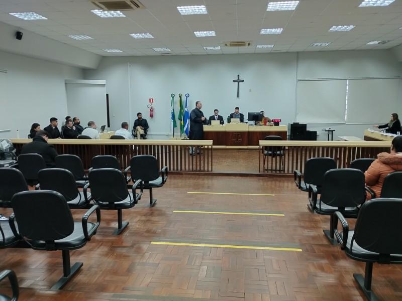 Júri em andamento em Santa Helena: Ministério Público pede absolvição de acusados por homicídio em Diamante D’Oeste