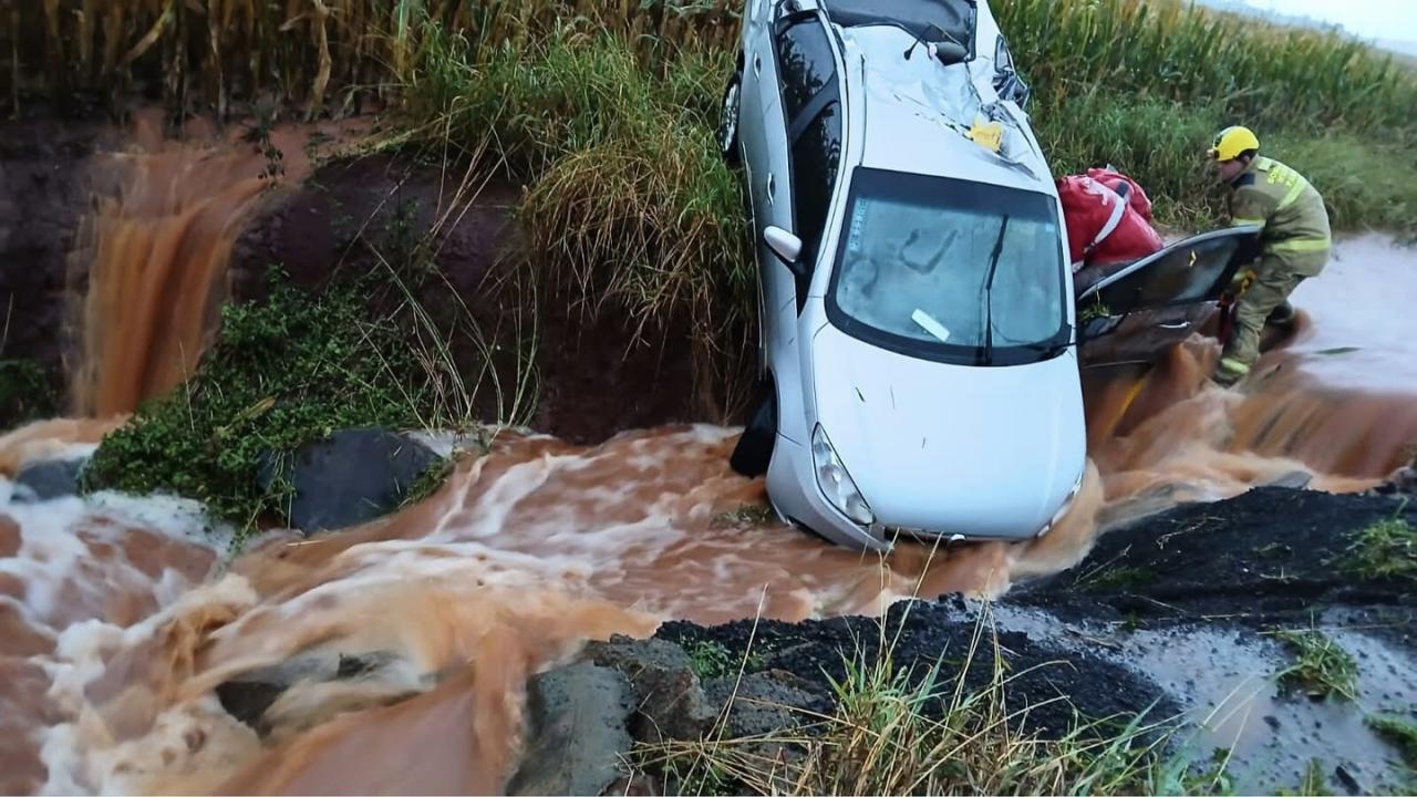 Moradores de Missal são resgatados após grave acidente na PR 497