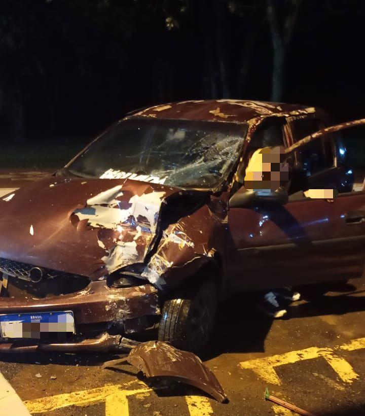 Veículo colide violentamente sobre o portal da praia em Santa Helena