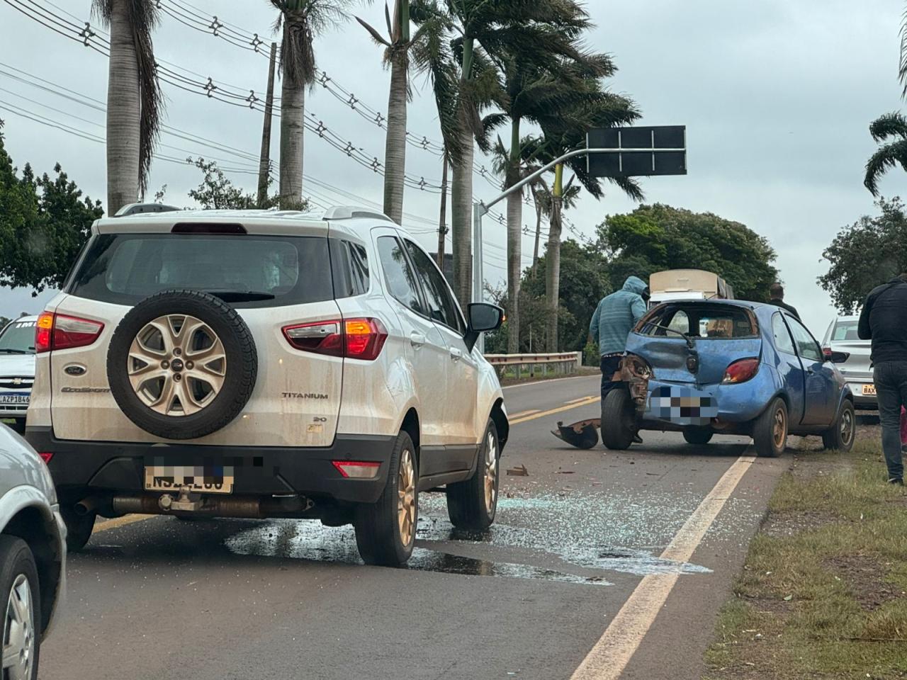 Veículos se envolvem em acidente próximo ao posto da PRE em Santa Helena