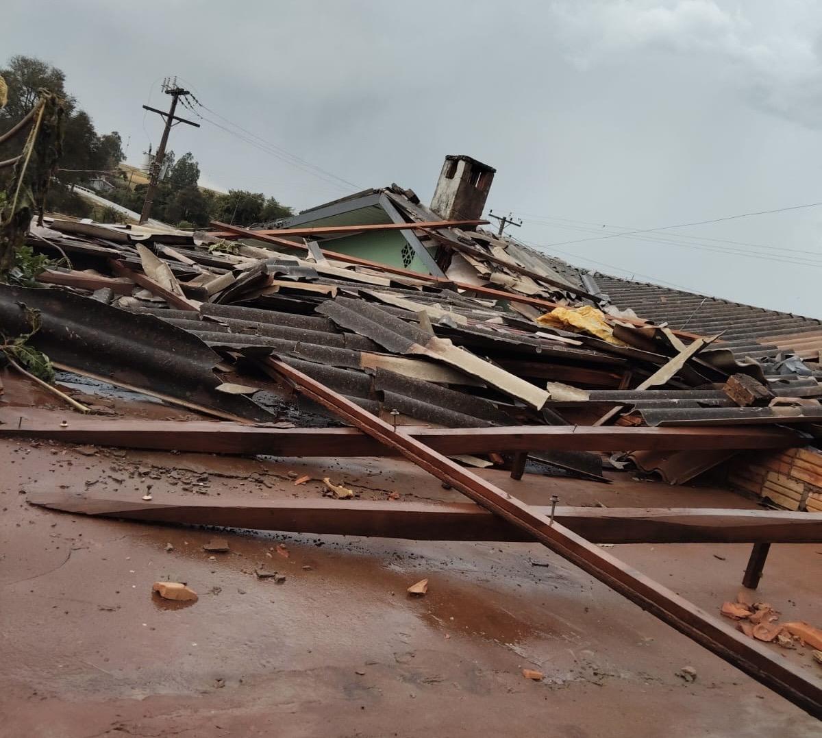 Vendaval deixa rastro de destruição no interior de Santa Helena e prejuízos aos produtores