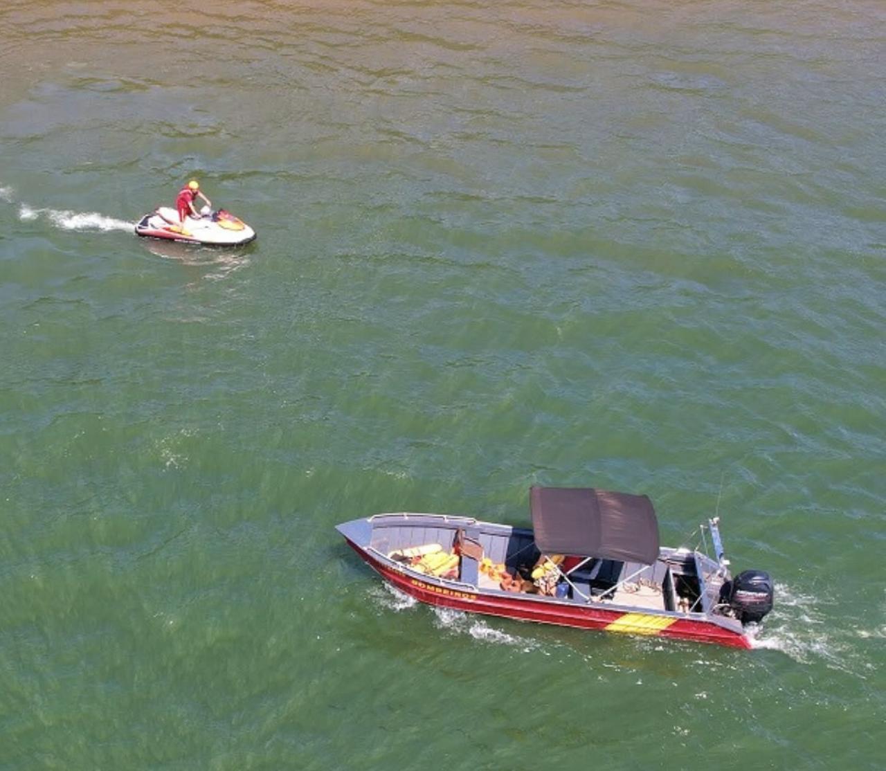 Bombeiros de Santa Helena retomam buscas por desaparecido no lago em Missal