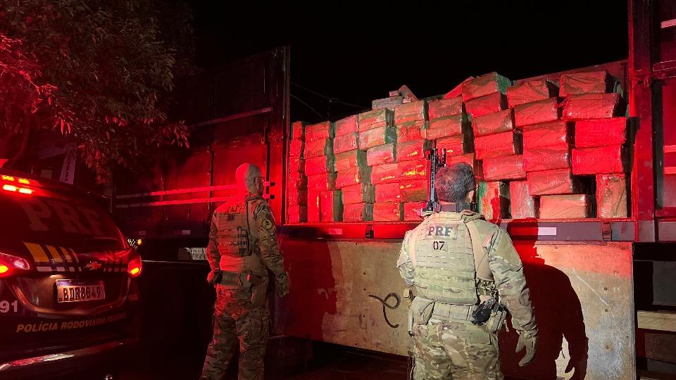 Mais de 1,5 tonelada de maconha que saiu de Santa Helena é apreendida pela PRF