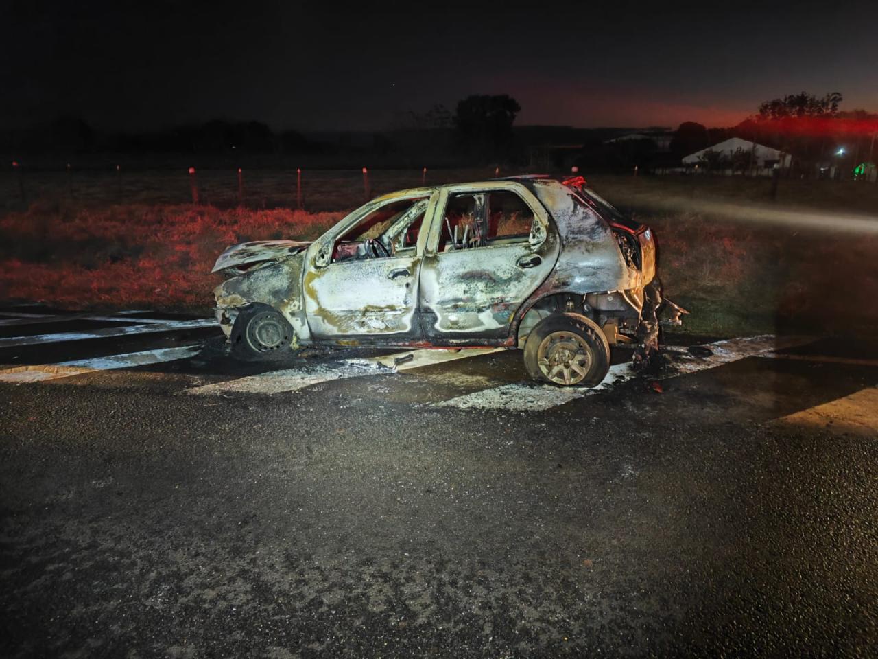 Veículo com placas de Santa Helena pega fogo em Entre Rios do Oeste