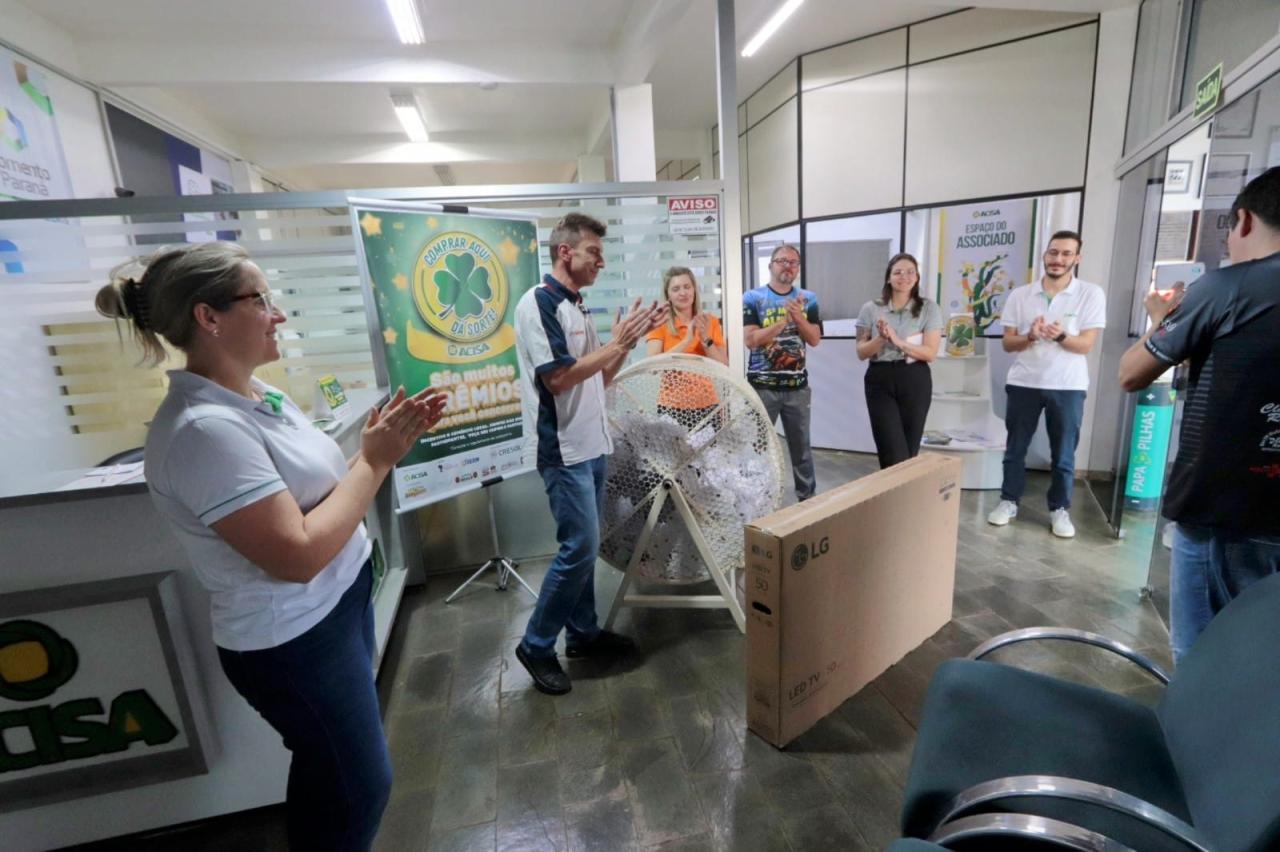 Acisa faz segundo sorteio da campanha Comprar Aqui dá Sorte em Santa Helena