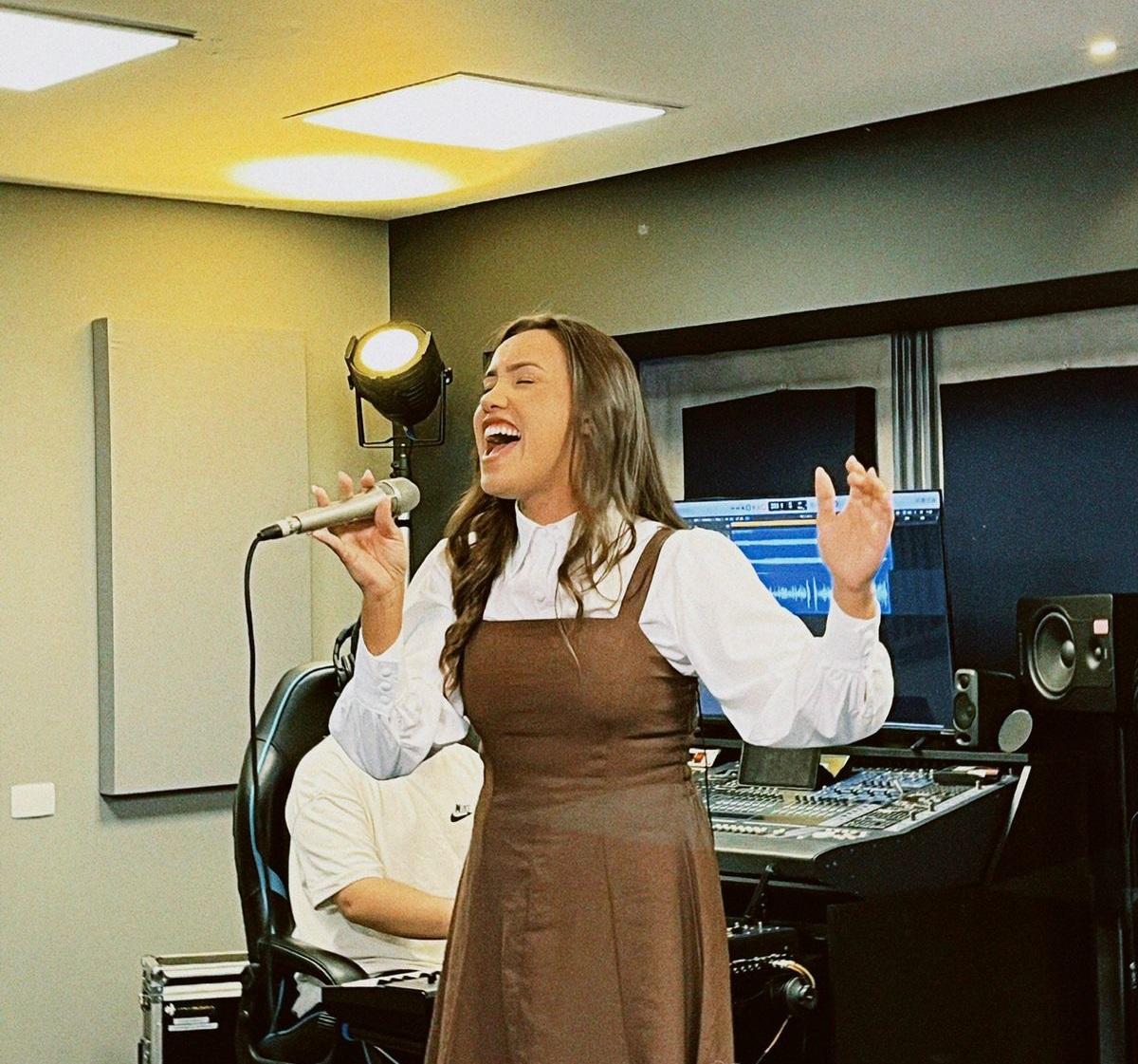 Assista! Cantora Isabela Capitani de Santa Helena lança sua primeira música 