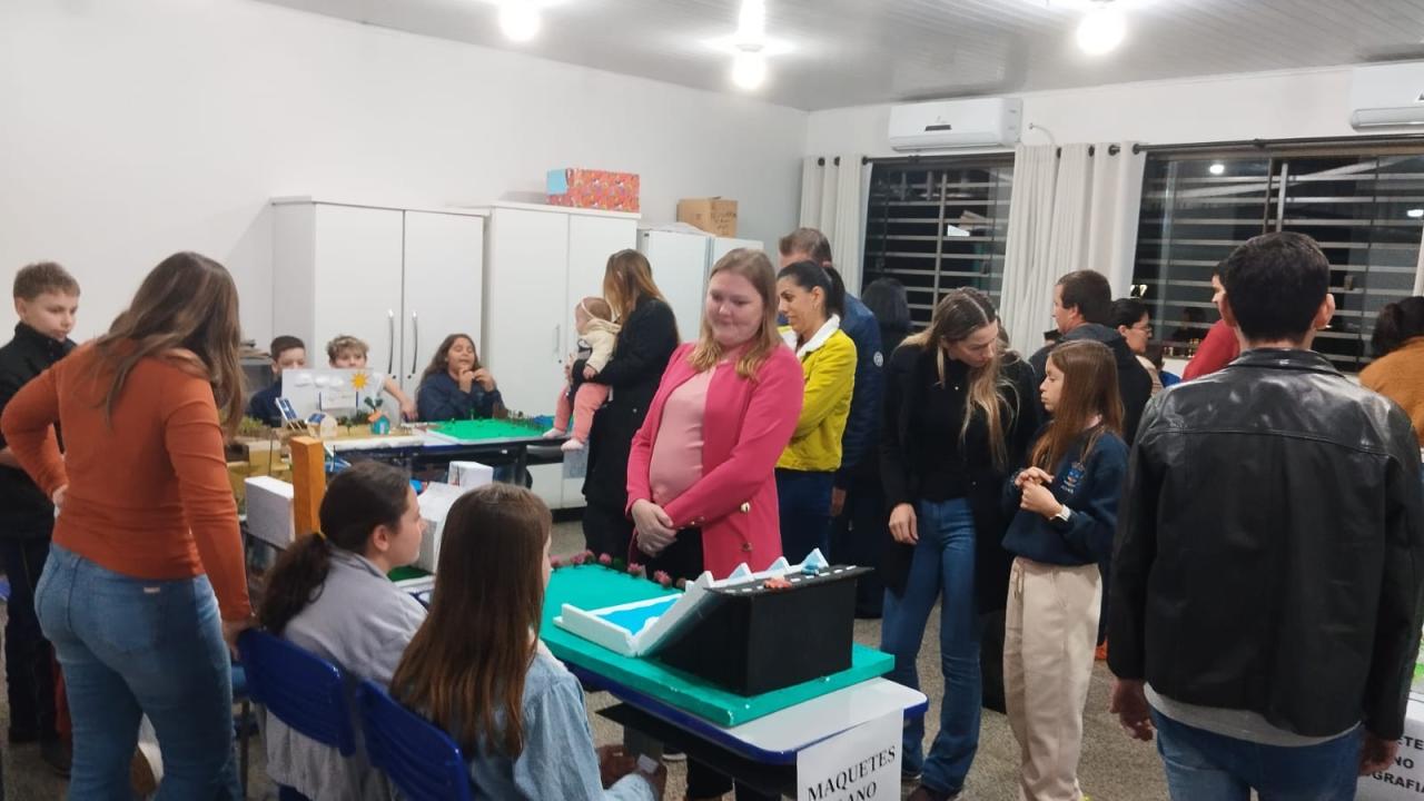 Escola de Moreninha promove Mostra de Trabalho, Feira do Livro e Pequeno Empreendedor ,