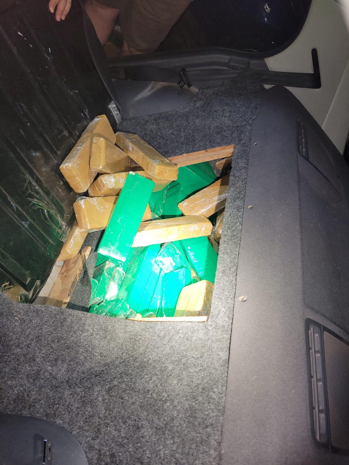 PM de Diamante do Oeste apreende droga e detém paraguaio com veículo furtado