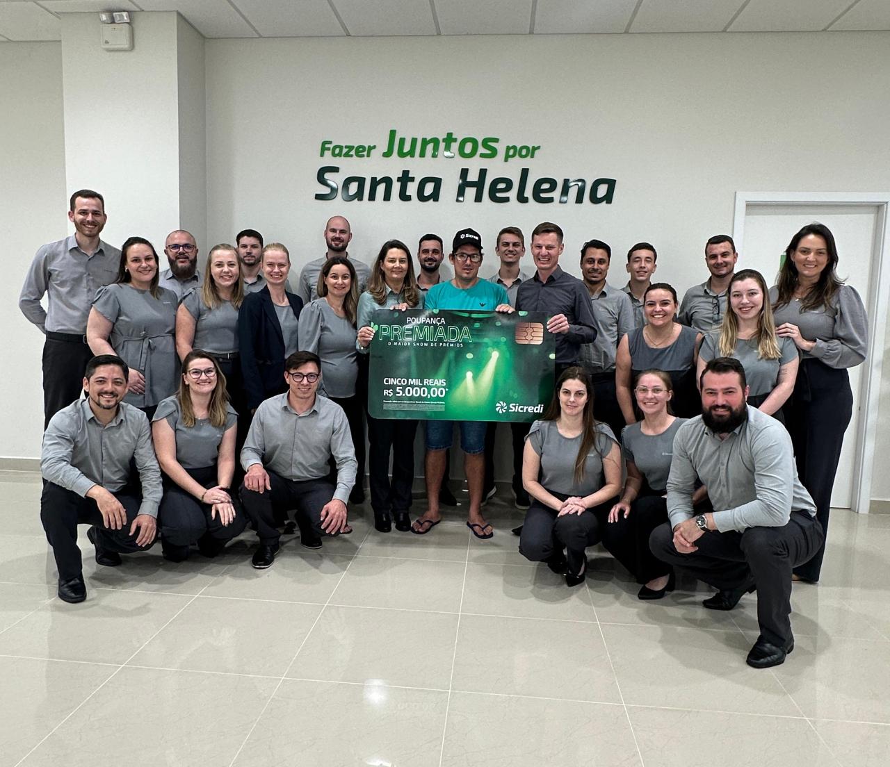 Sicredi entrega prêmio de R$ 5 mil da Poupança Premiada para associado de Santa Helena