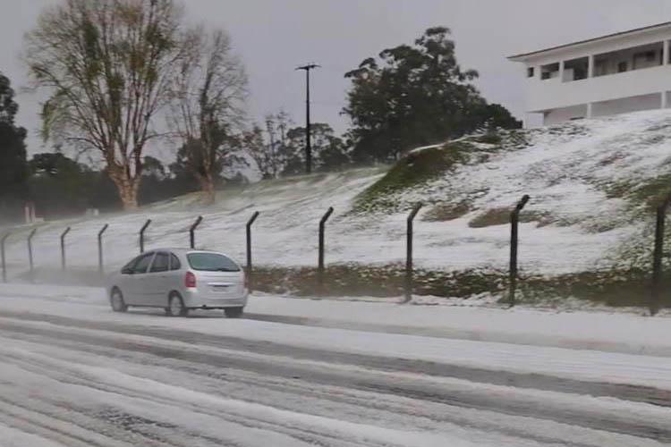 Vídeo mostra tempestade de granizo que cobriu cidade do Paraná nesta terça (26)