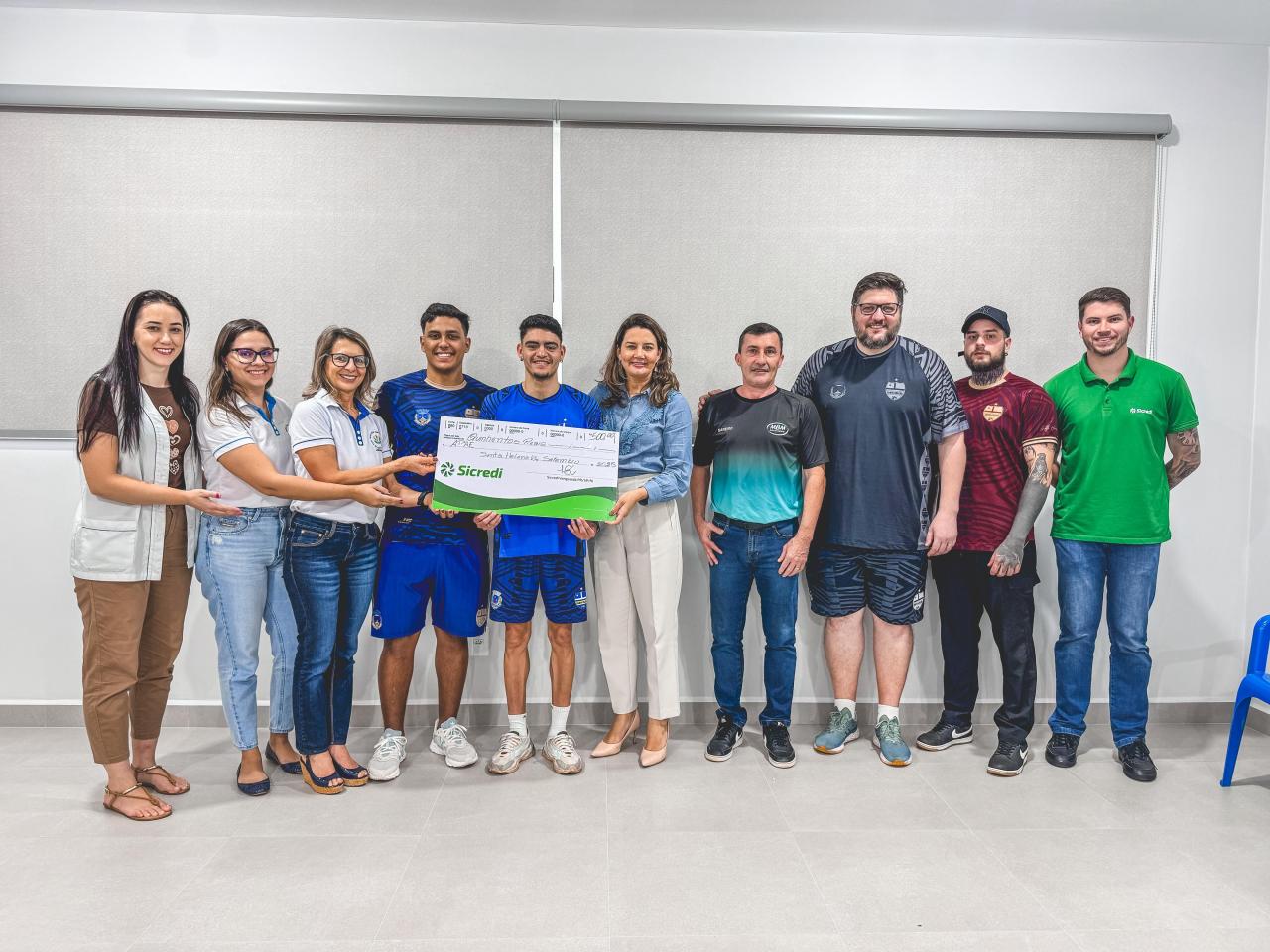 Gol Solidário: Sicredi e Santa Helena Futsal repassam recurso à APAE