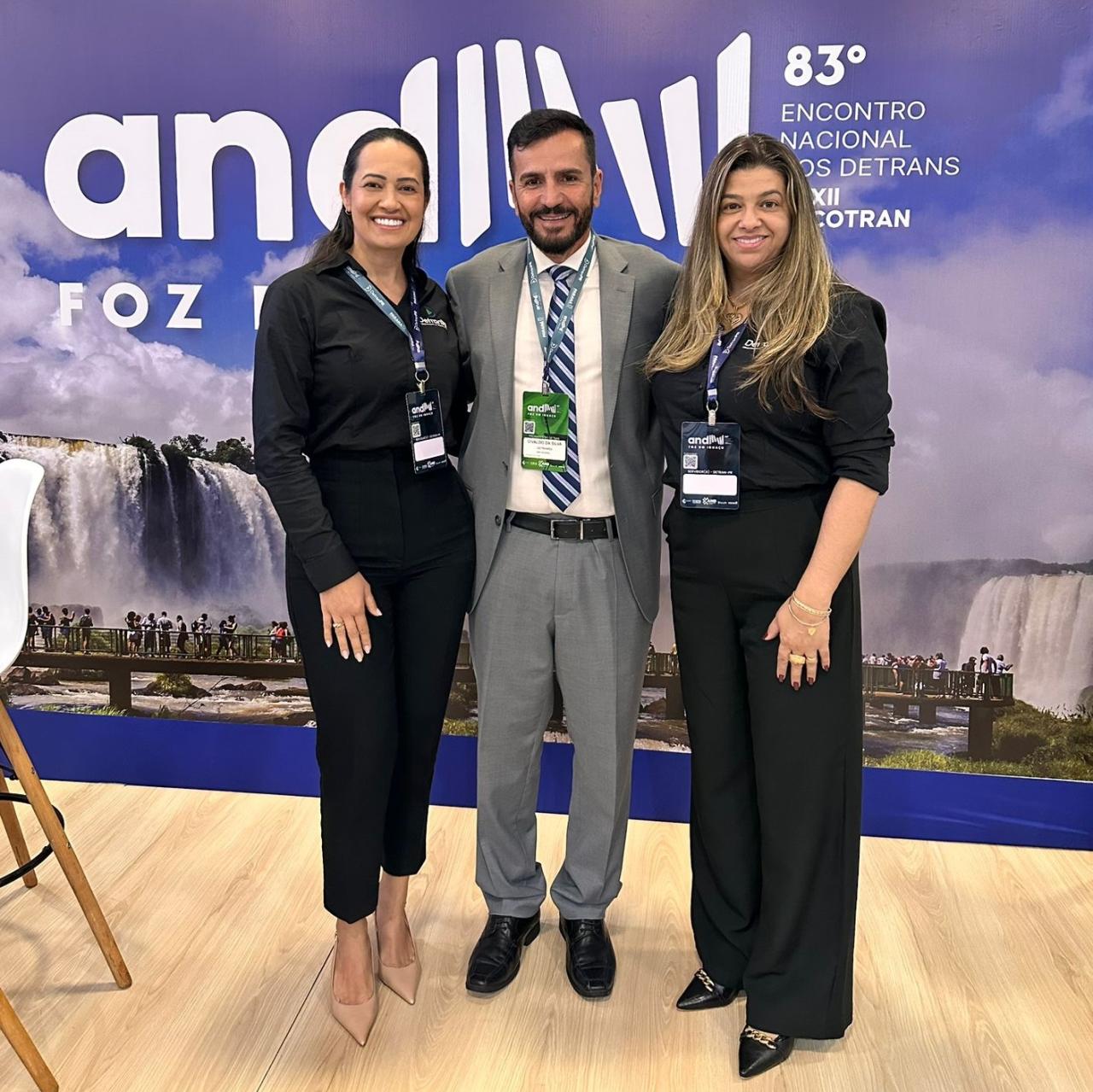 Chefe da 83&ordf; Ciretran de Santa Helena, Marlete Davila, na companhia do presidente da AND, Givaldo Vieira e da chefe da 61&ordf; Ciretran de Matel&acirc;ncia, Glaucia Lopes