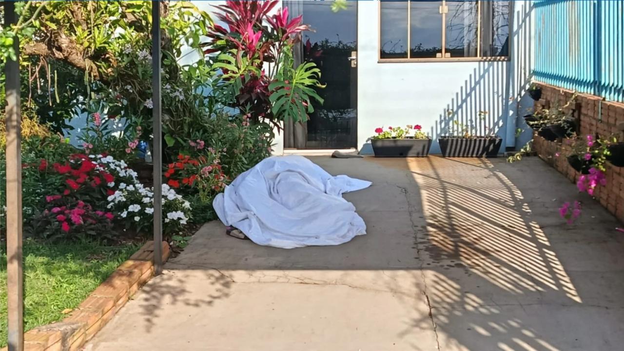 Jovem é encontrada morta em calçada de casa
