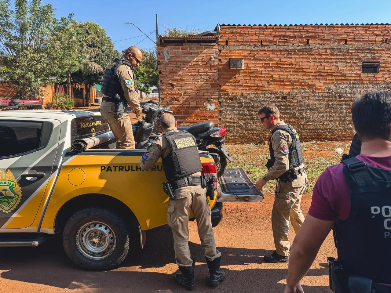 Polícia recupera veículos furtados em Santa Helena, prende indivíduos e apreende arma, munições e drogas