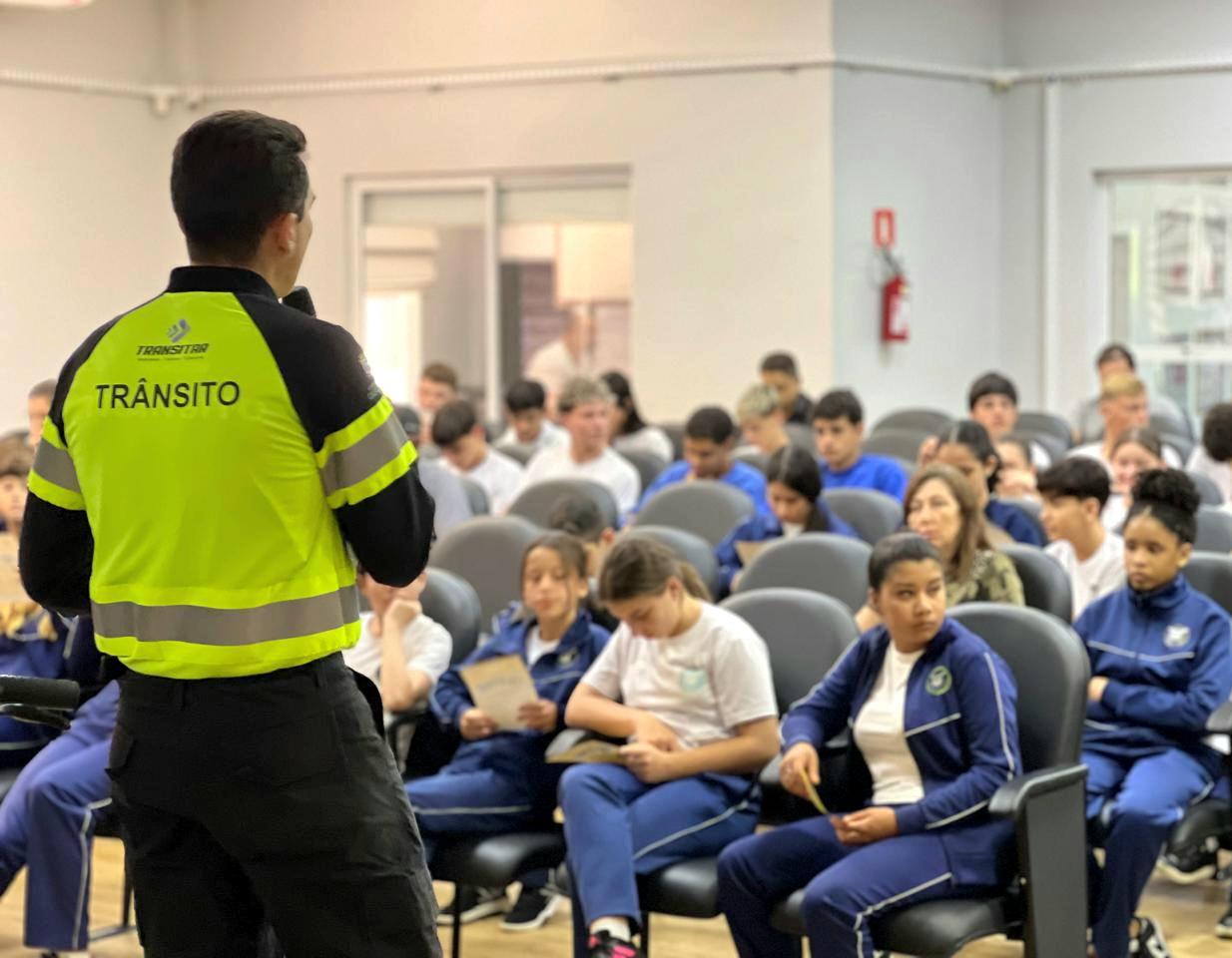Santa Helena promove palestra sobre o uso consciente de patinetes e bicicletas elétricas