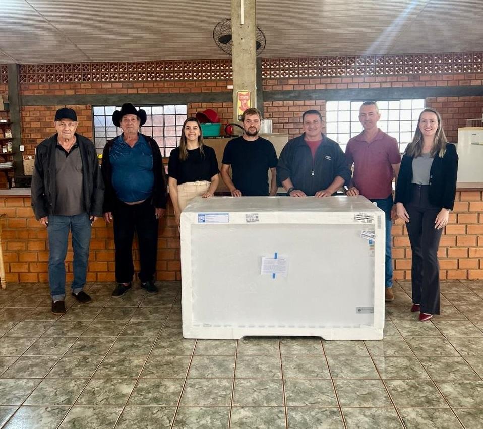 Sicredi de Sub-Sede entrega freezer para comunidade da Linha Maraskin em Santa Helena