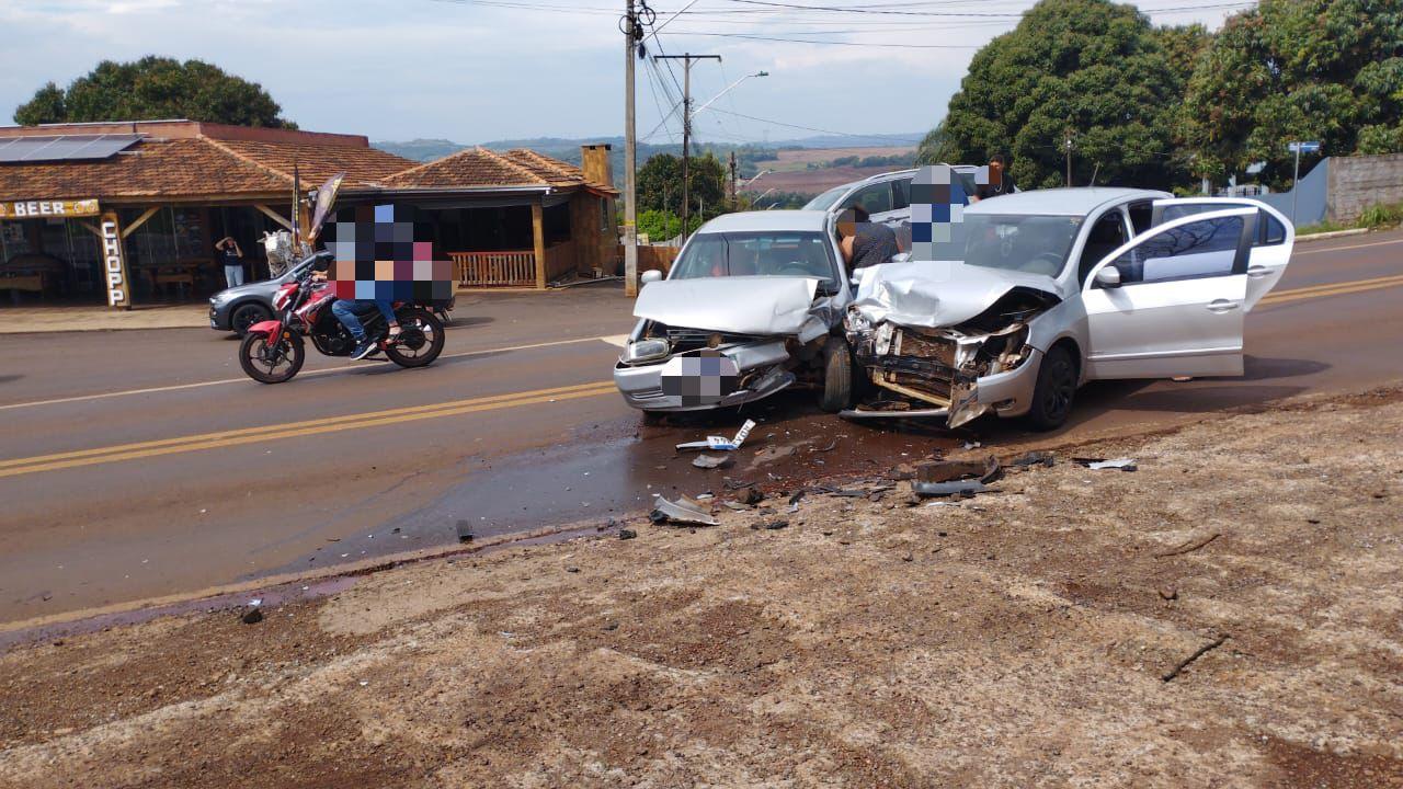 Veículos colidem na PR 495, no distrito de Portão Ocoí em Missal