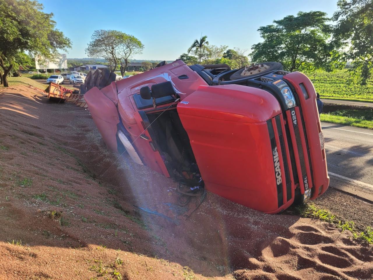 Caminheiro sai ileso em tombamento na PR 317 na “curva do cemitério” em Santa Helena