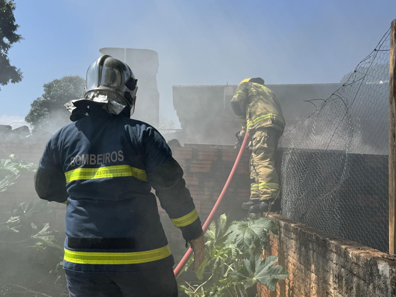 Corpo de Bombeiros controla incêndio em residência em Santa Helena