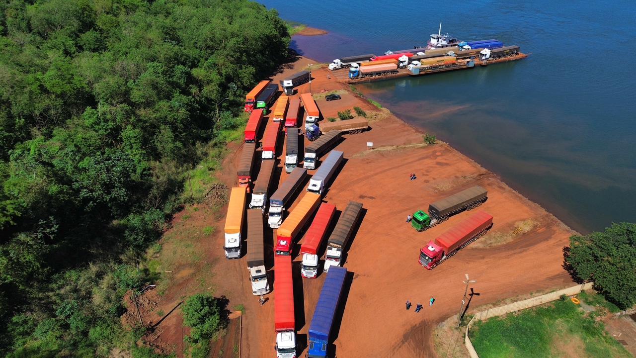 Demora na liberação de caminhões no Porto de Santa Helena gera lentidão e reclamações