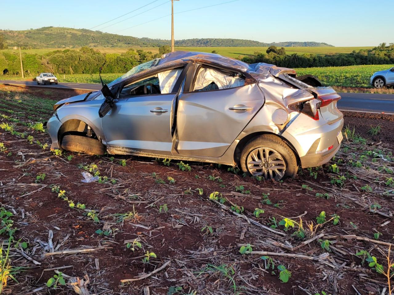 Durante ultrapassagem, HB20 colide em caminhão na PR 488 entre Santa Helena e Diamante
