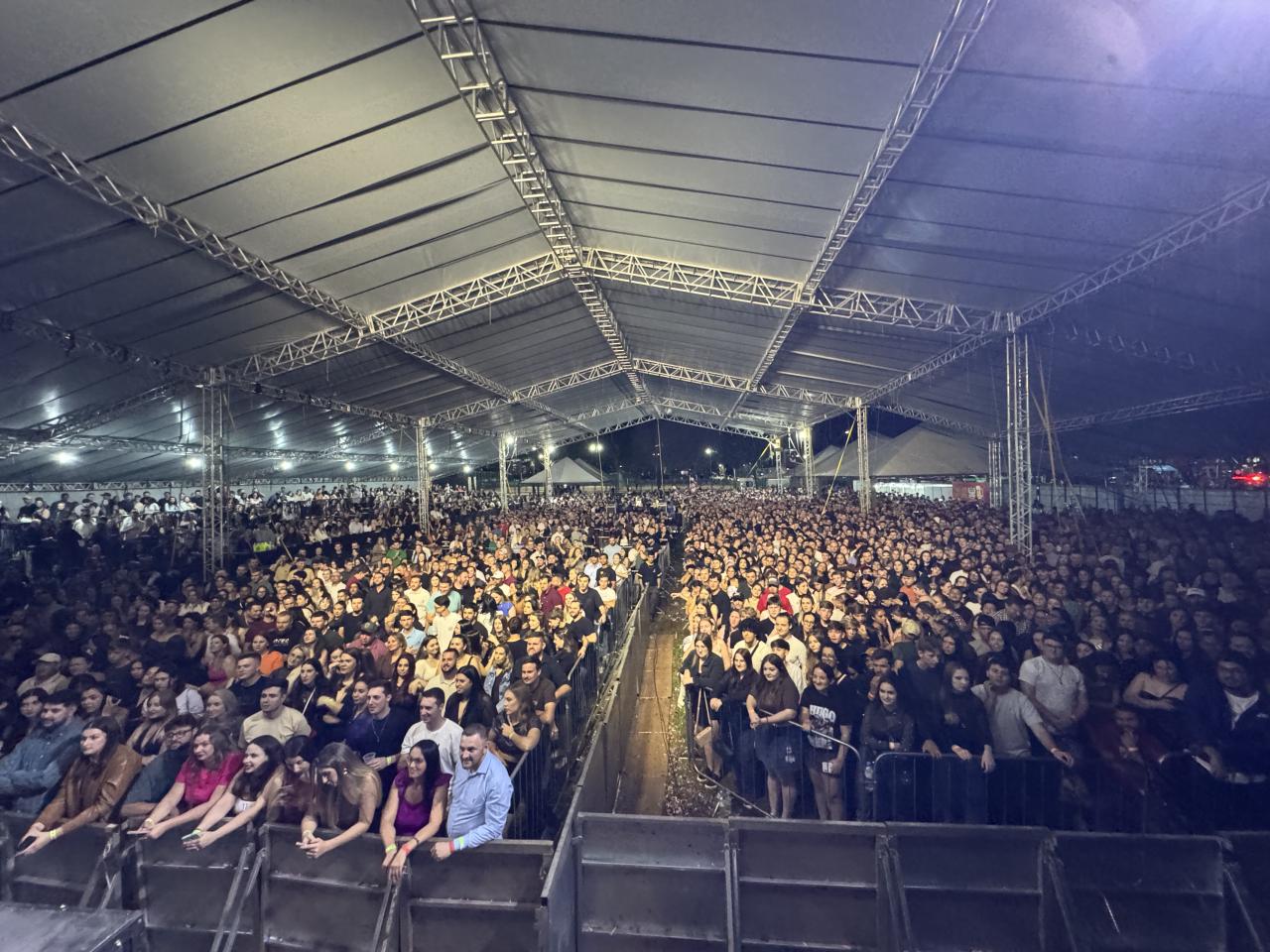 Hugo e Guilherme reúnem grande público na Expo Santa Helena 2025