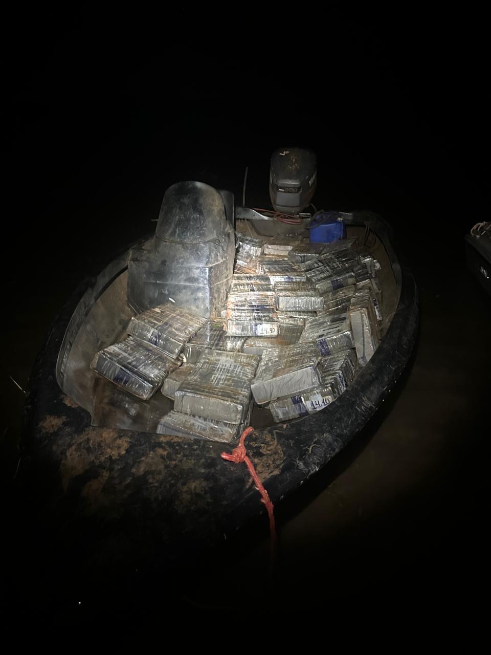 PF e PM apreendem quase uma tonelada de droga e caminhonete em Santa Helena