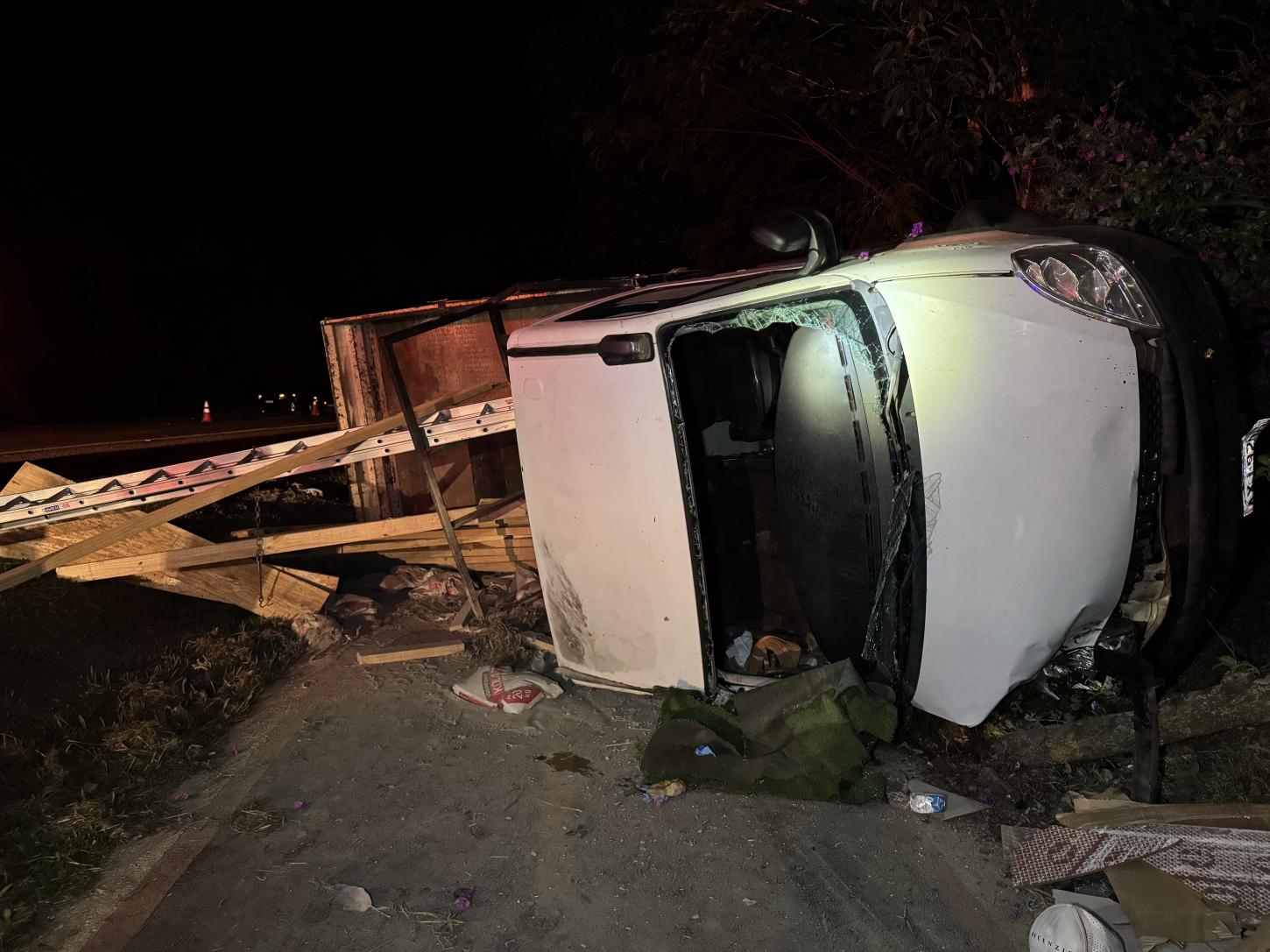 Caminhão tomba e duas pessoas ficam feridas próximo a Santa Helena