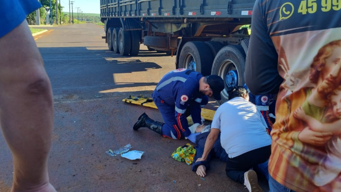 Mulher fica ferida em acidente entre Biz e carreta em Itaipulândia