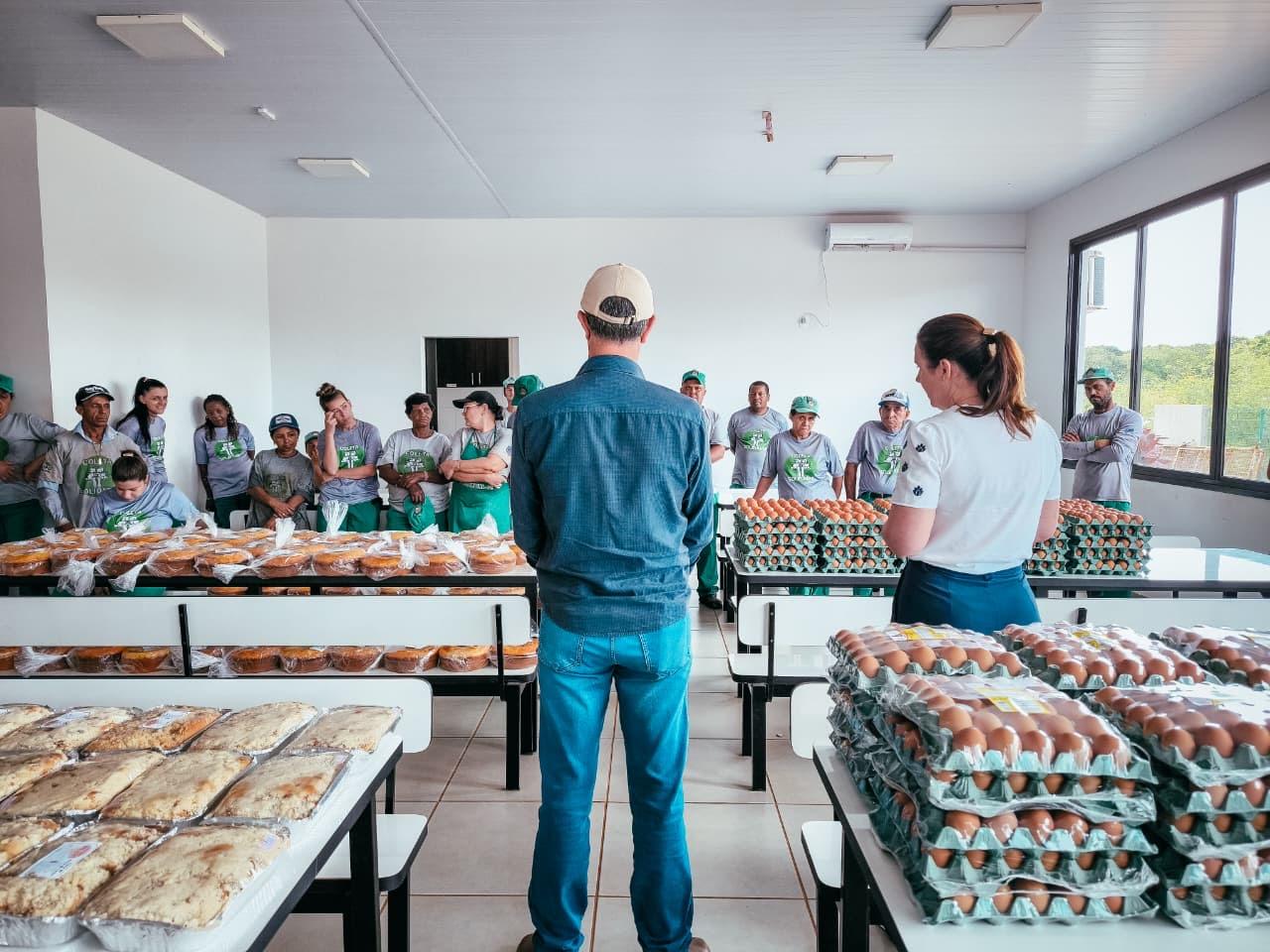 Prefeitura entrega alimentos da agricultura familiar a agentes ambientais da Usina de Reciclagem