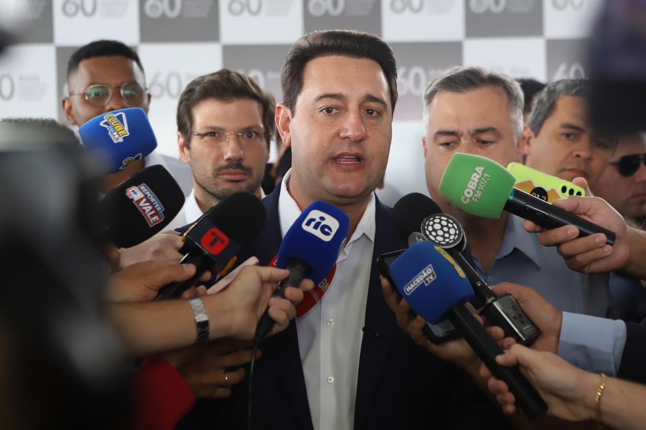 Ratinho Junior aparece pela primeira vez à frente de Lula em simulação nacional