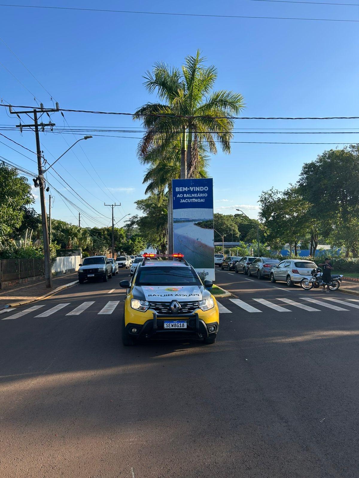 Veículos são multados pela PM de Itaipulândia na praia por diversas irregularidades