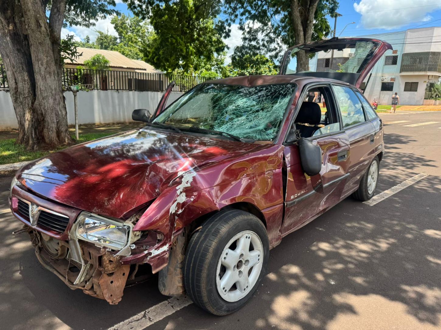 Violento acidente é registrado em cruzamento de avenidas em Santa Helena