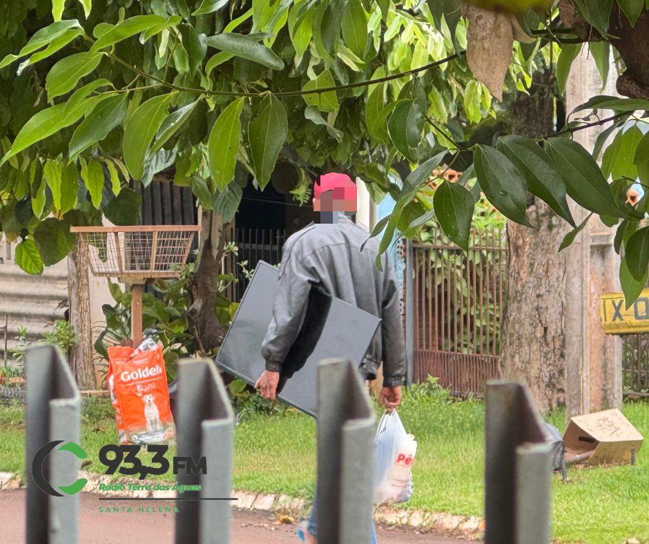 Andando tranquilão pela rua, dupla é presa em Santa Helena com objetos furtados