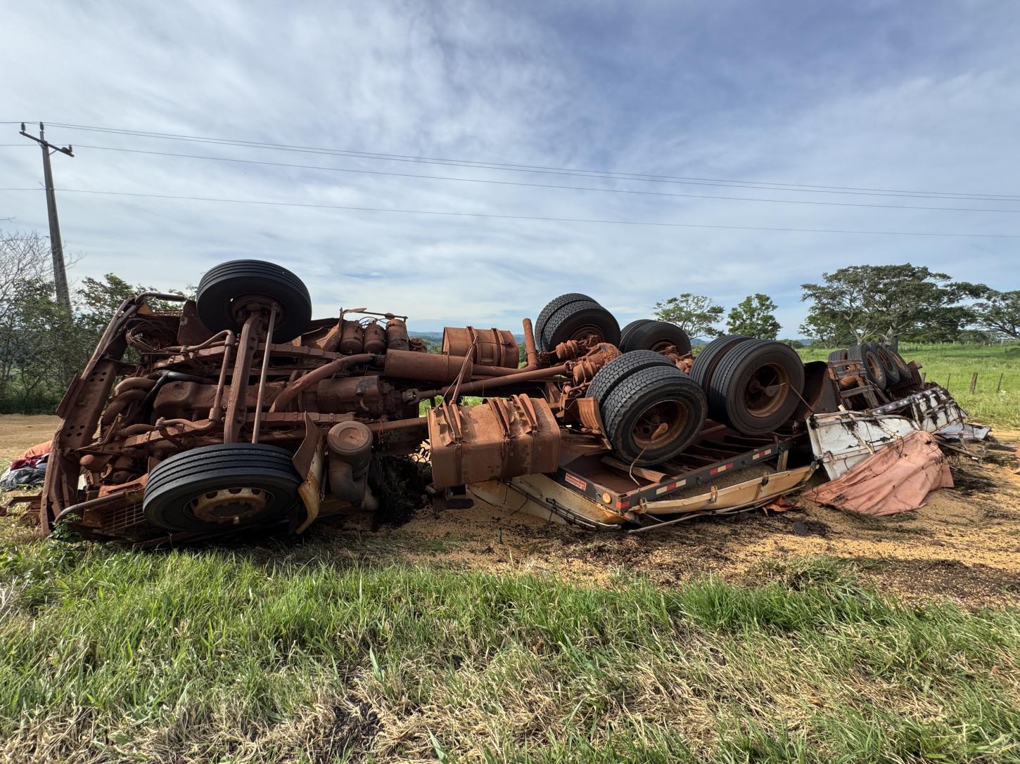 Caminhão fica destruído em tombamento na PR 488 em Diamante do Oeste