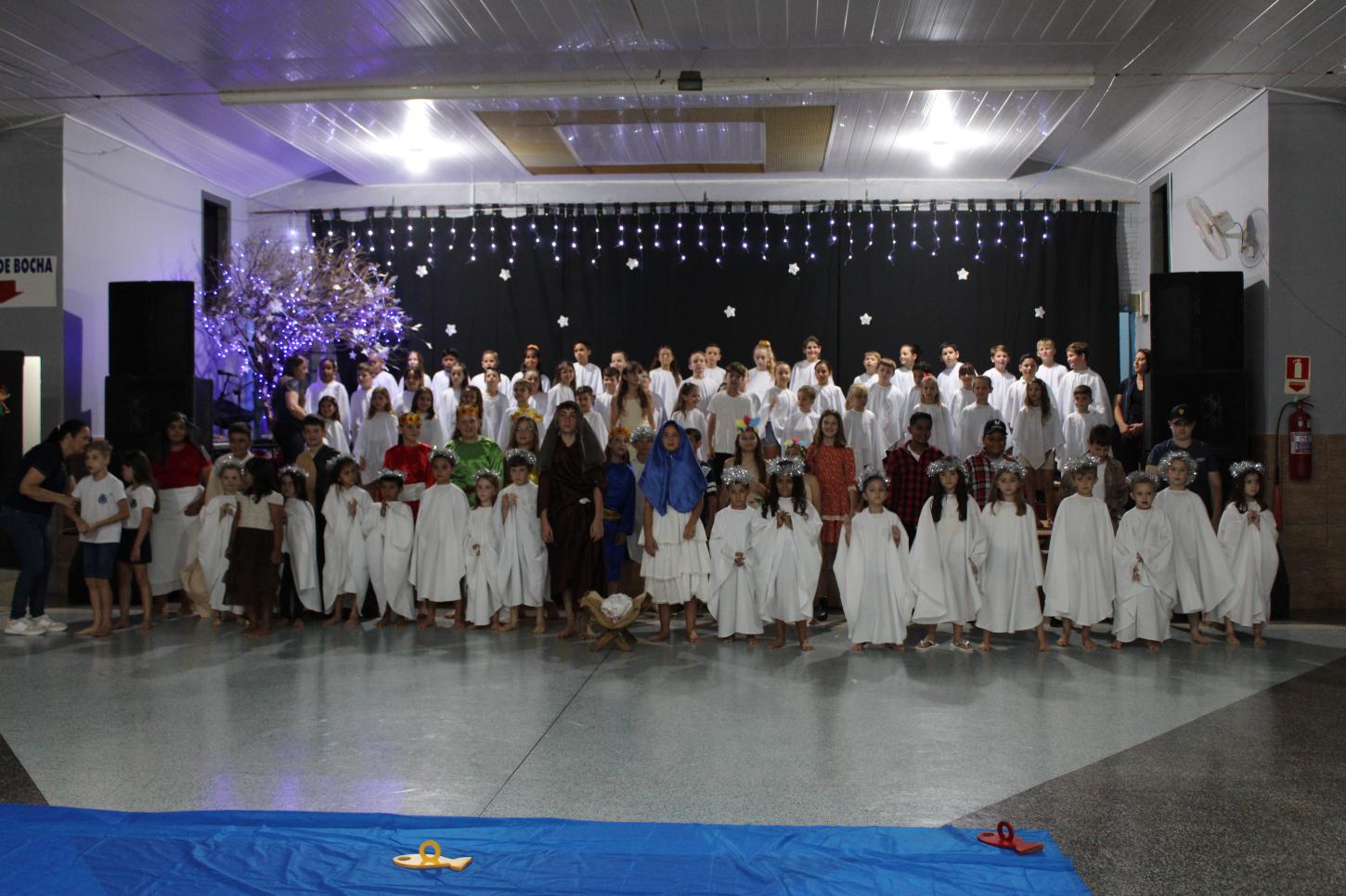 ‘Natal Para Todos’ reúne a comunidade de Esquina Céu Azul com apresentações e a chegada do Papai Noel