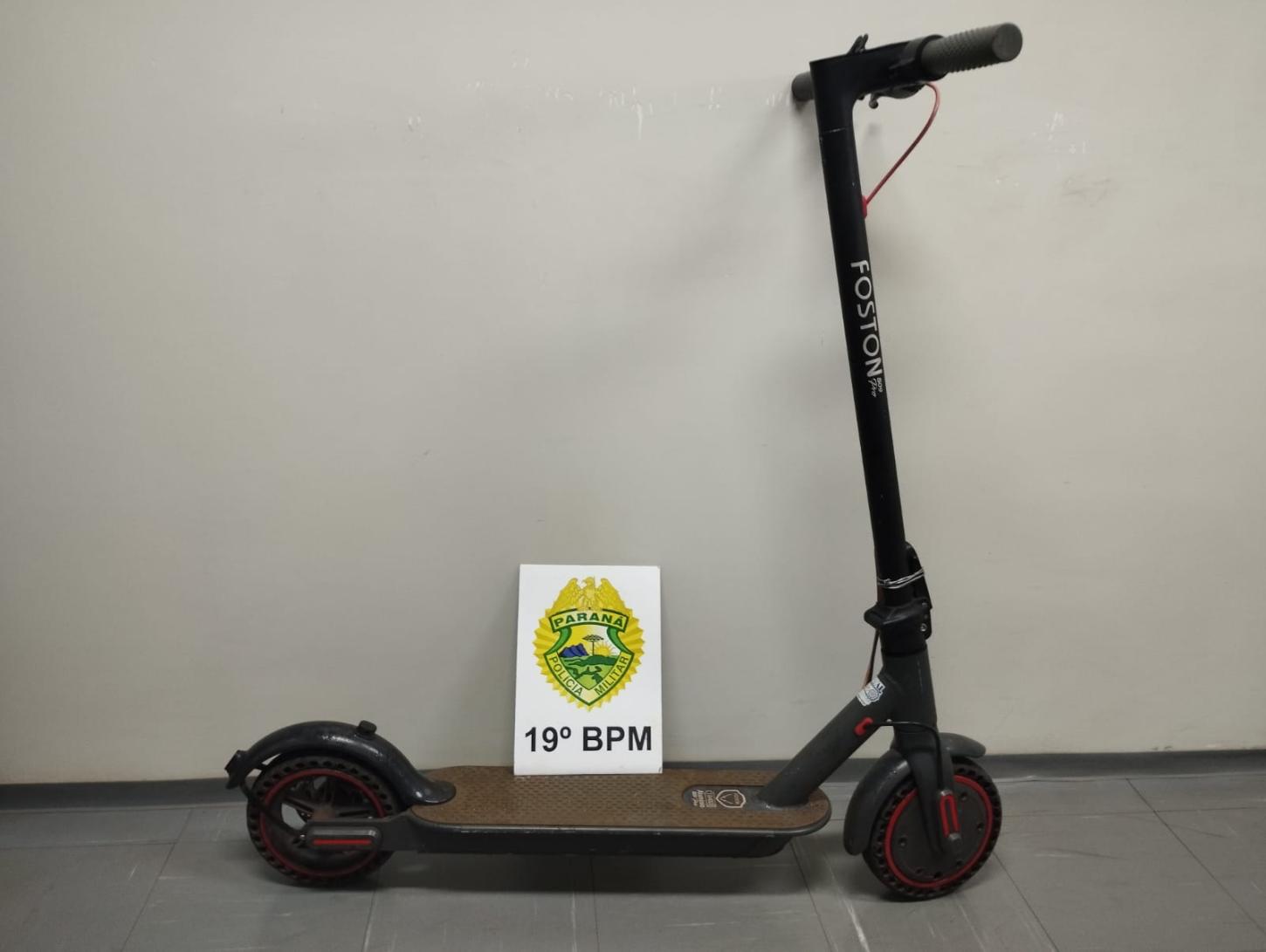 Patinete elétrico é encontrado abandonado em praça e recolhido pela PM em Santa Helena