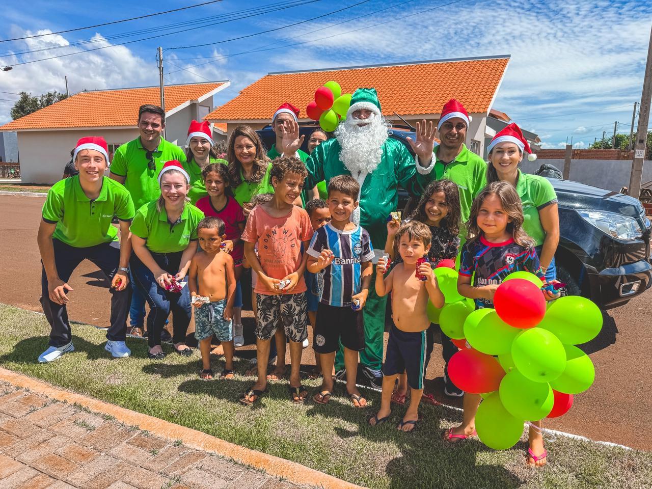 Sicredi Vanguarda de Santa Helena beneficia entidades e crianças com ação natalina