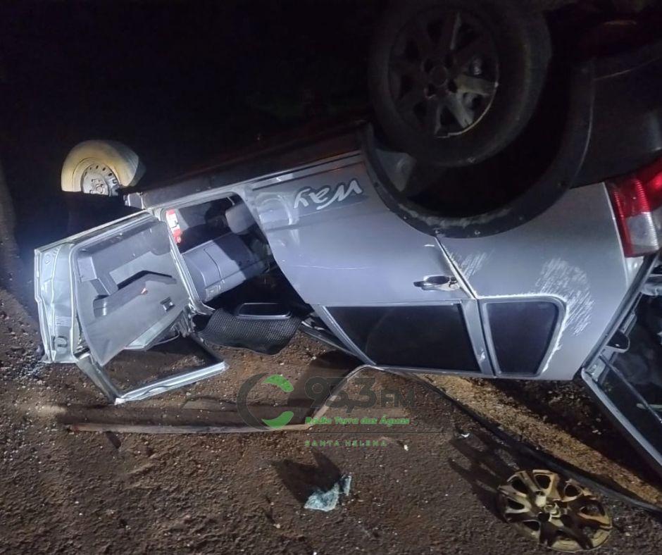 Veículo capota e para com as rodas para cima em acidente na PR 495 em Missal