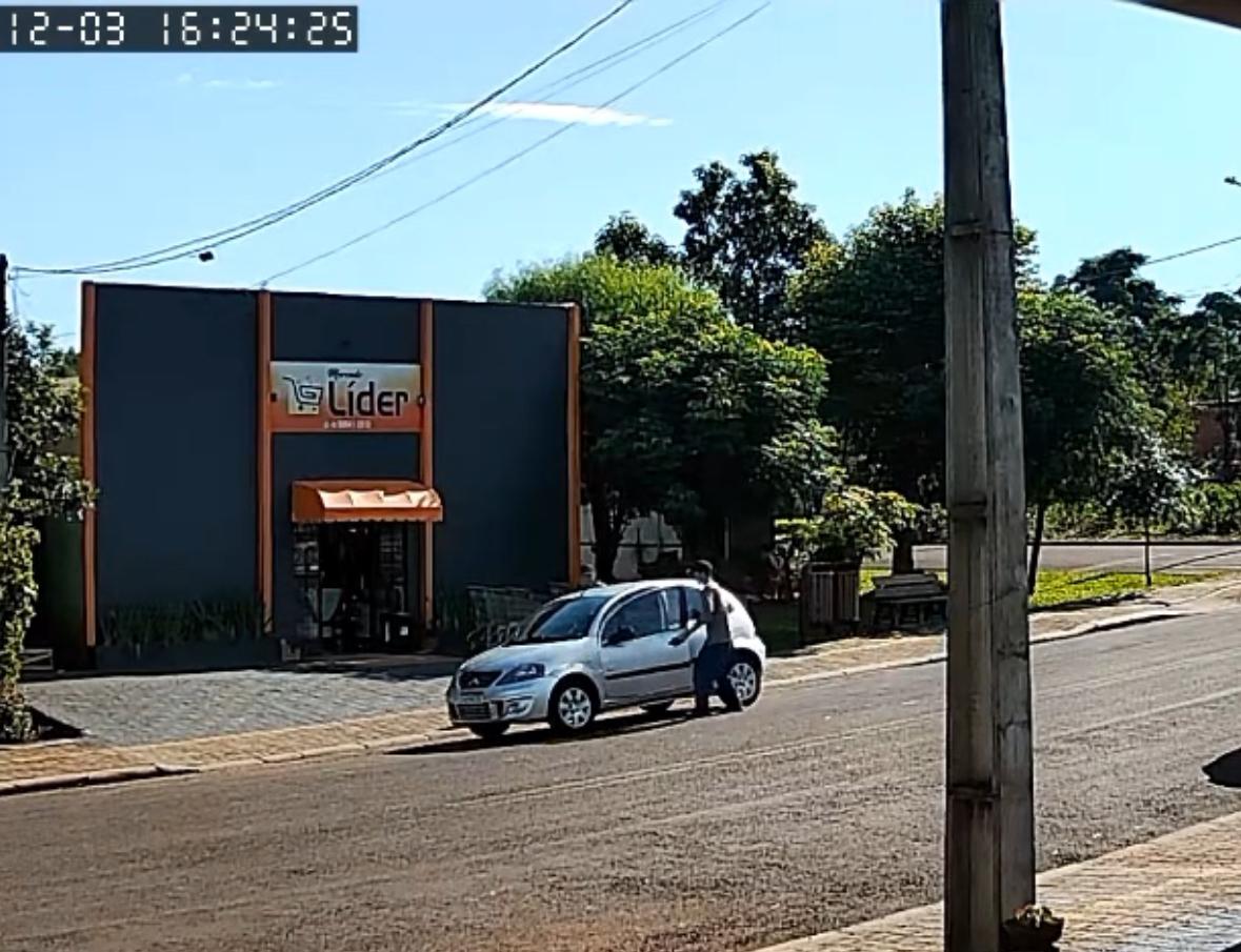 Veículo é levado por dupla em distrito de Missal