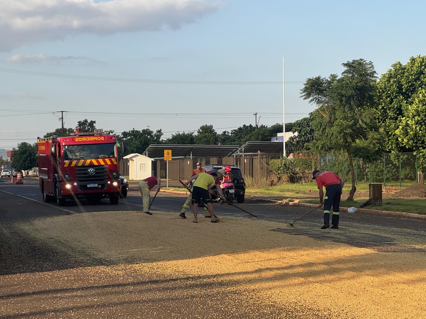 Caminhão espalha grande quantidade de soja em rodovia de Santa Helena