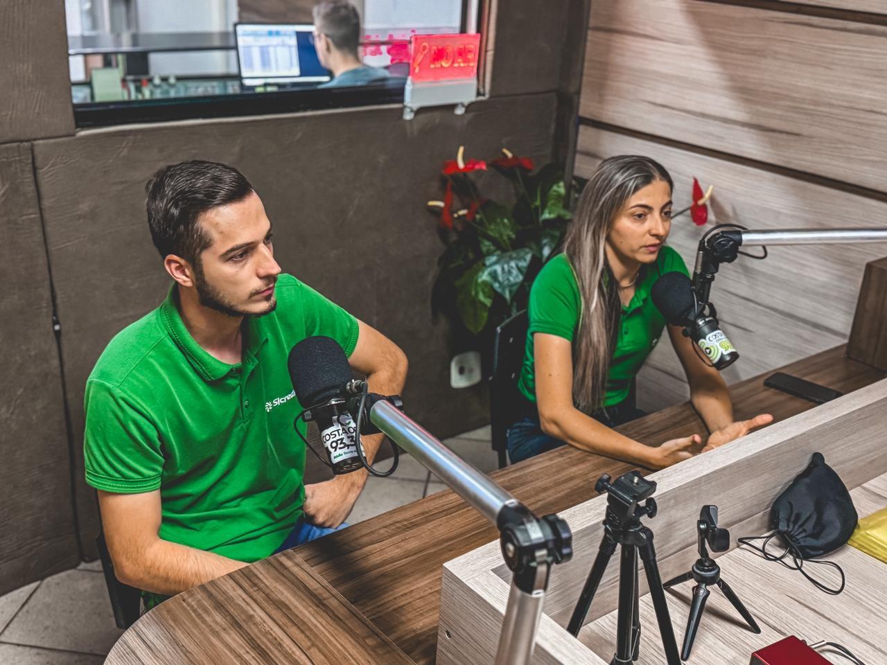 Colaboradores do Sicredi de São Roque em Santa Helena apresentam a Campanha de Consórcio com 30% off