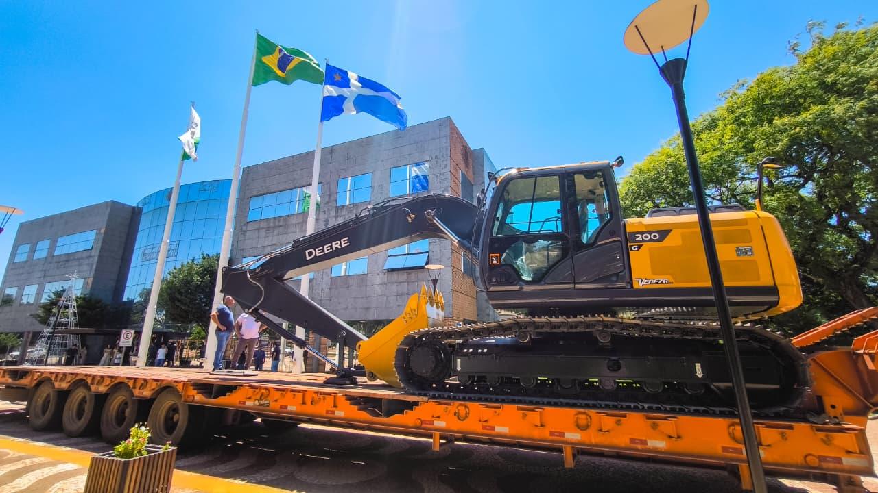 Prefeitura de Santa Helena recebe nova escavadeira hidráulica para reforçar a frota municipal