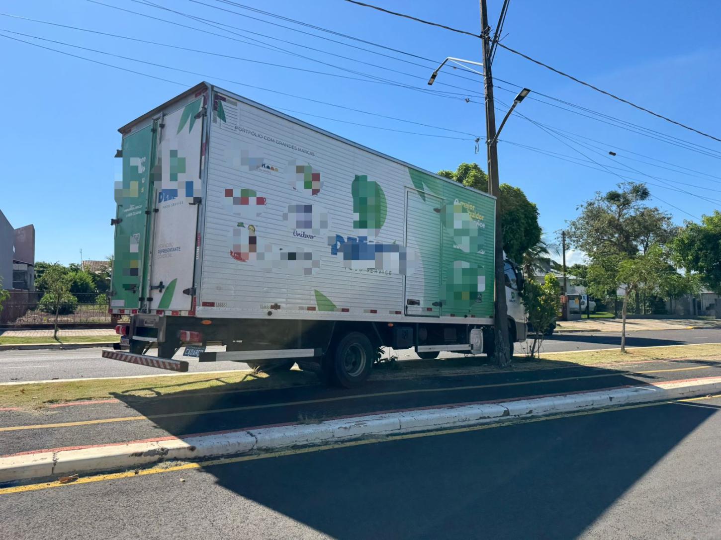 Caminhão desgovernado danifica poste na Av. Rio Grande do Sul em Santa Helena